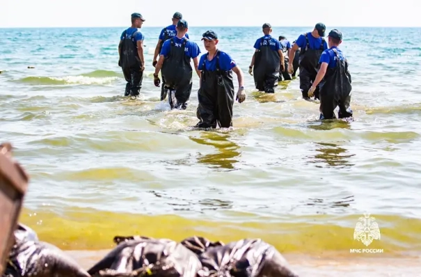 Более 10 тыс. мешков с мазутом подняли водолазы со дна Черного моря